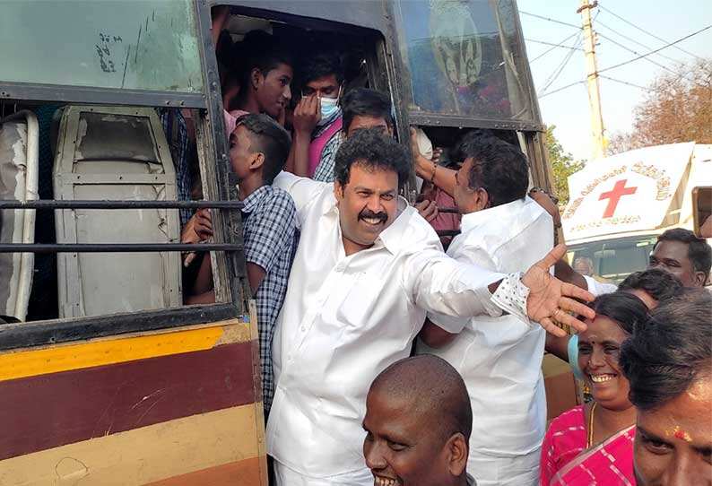 படிக்கட்டில் தொங்கியபடி பயணம் செய்த திமுக சட்டமன்ற உறுப்பினர்..!