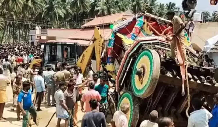 பொள்ளாச்சி அருகே பரபரப்பு.. வீதியுலா சென்ற தேர் சாலையில் கவிழ்ந்தது..!
