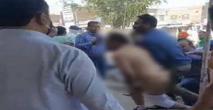 பாஜக எம்எல்ஏ-வை அரை நிர்வாணமாக்கி தாக்கிய மக்கள்.. பெரும் பரபரப்பு !!