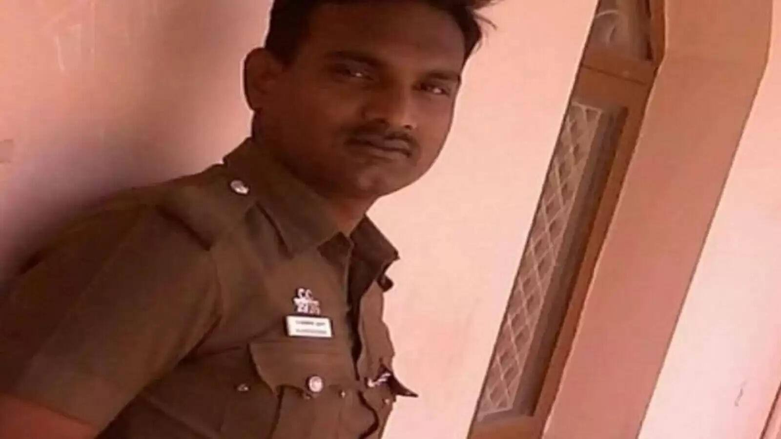 வியாபாரிகளுக்கு கஞ்சா சப்ளை.. ஆயுதப்படை காவலர் பணியிடை நீக்கம்..! வியாபாரிகளுக்கு கஞ்சா சப்ளை.. ஆயுதப்படை காவலர் பணியிடை நீக்கம்..!