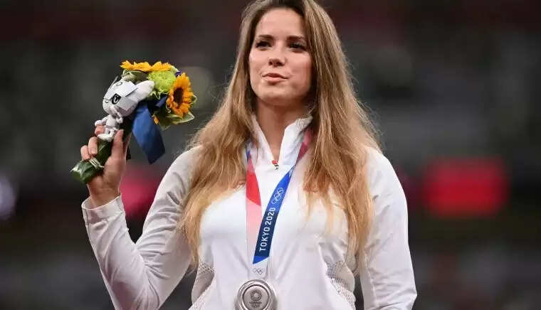 குழந்தை சிகிச்சைக்காக ஒலிம்பிக் வெள்ளிப்பதக்கத்தை ஏலம்விட்ட வீராங்கனை.. பெரும் நெகிழ்ச்சி !!