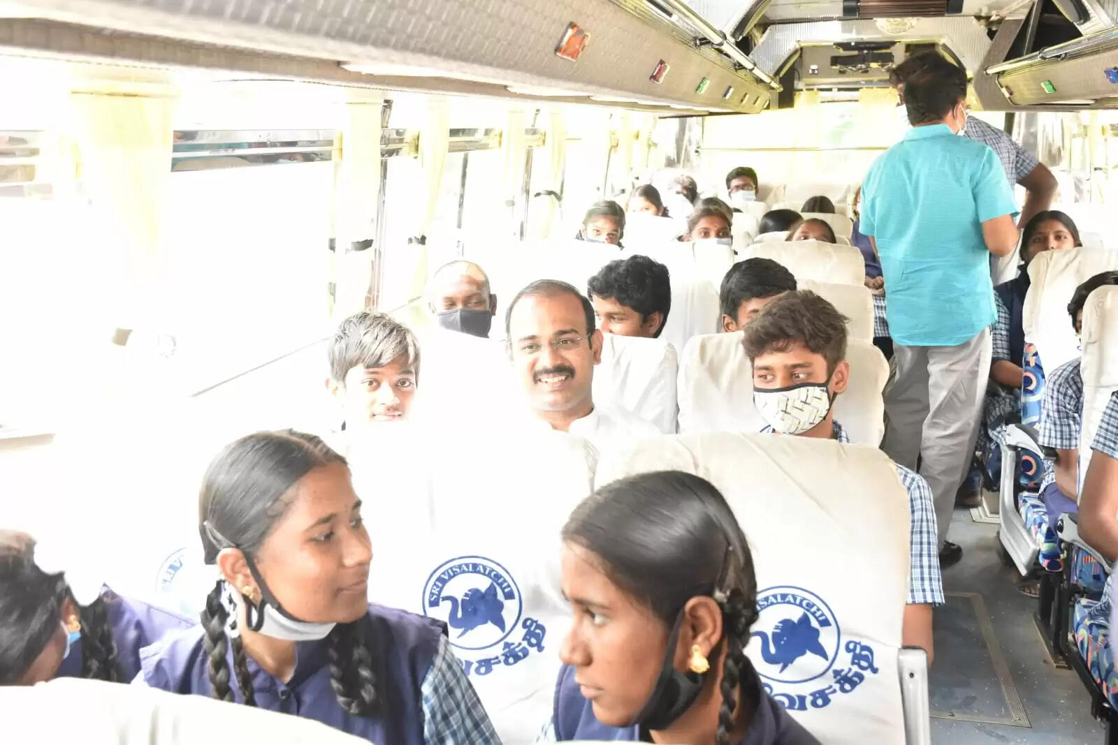 கோவை அரசுப் பள்ளி மாணவ மாணவிகளுடன் பேருந்தில் பயணித்த ஆட்சியர்!! கோவை அரசுப் பள்ளி மாணவ மாணவிகளுடன் பேருந்தில் பயணித்த ஆட்சியர்!!