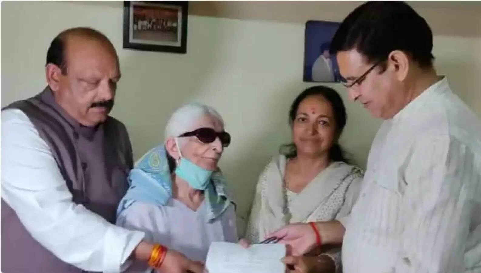 தனது சொத்தை ராகுல் காந்திக்கு எழுதி கொடுத்த 78 வயது மூதாட்டி..!!