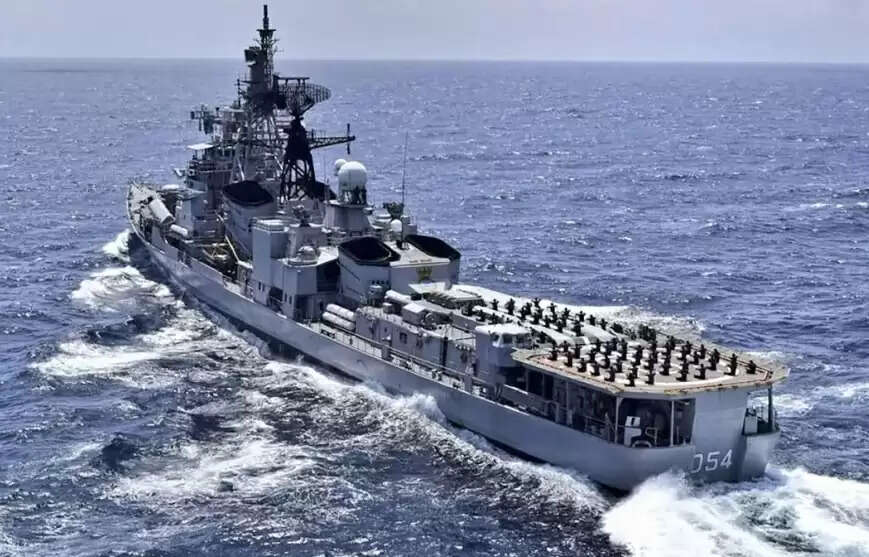 போர் கப்பலில் வெடி விபத்து… மூன்று வீரர்கள் உயிரிழப்பு!!