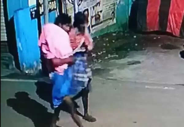 இஸ்திரி வண்டியில் இறந்து கிடந்த சிறுவன்.. சிக்கியது மற்றொரு கேமரா பதிவு..!