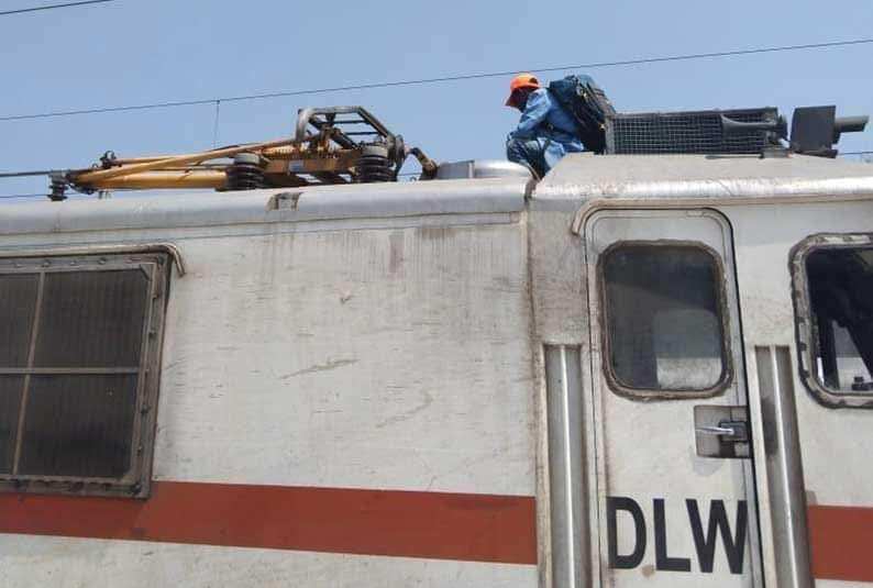 850 ரூபாய் அபராதம்! ரயில் என்ஜின் மேல் அமர்ந்து வாலிபர் போராட்டம்! ஜோலார்பேட்டையில் பரபரப்பு!