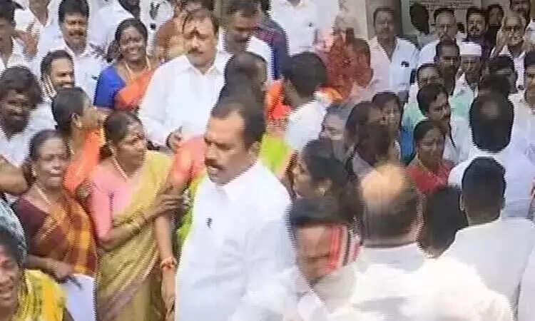 அதிமுகவில் ஒற்றை தலைமை.. தலைமைக் கழகத்தில் பரபரப்பு..!