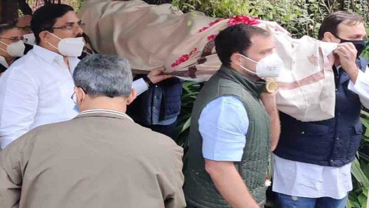 மறைந்த முன்னாள் மத்திய அமைச்சர் உடலை தோளில் தூக்கிச் சென்ற ராகுல் காந்தி !!