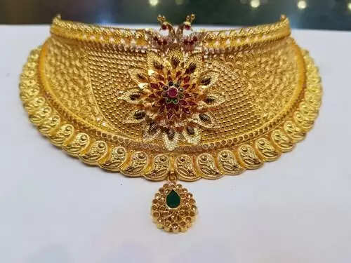 தங்கம் விலை கிராமுக்கு 9 ரூபாய் குறைந்தது..!!