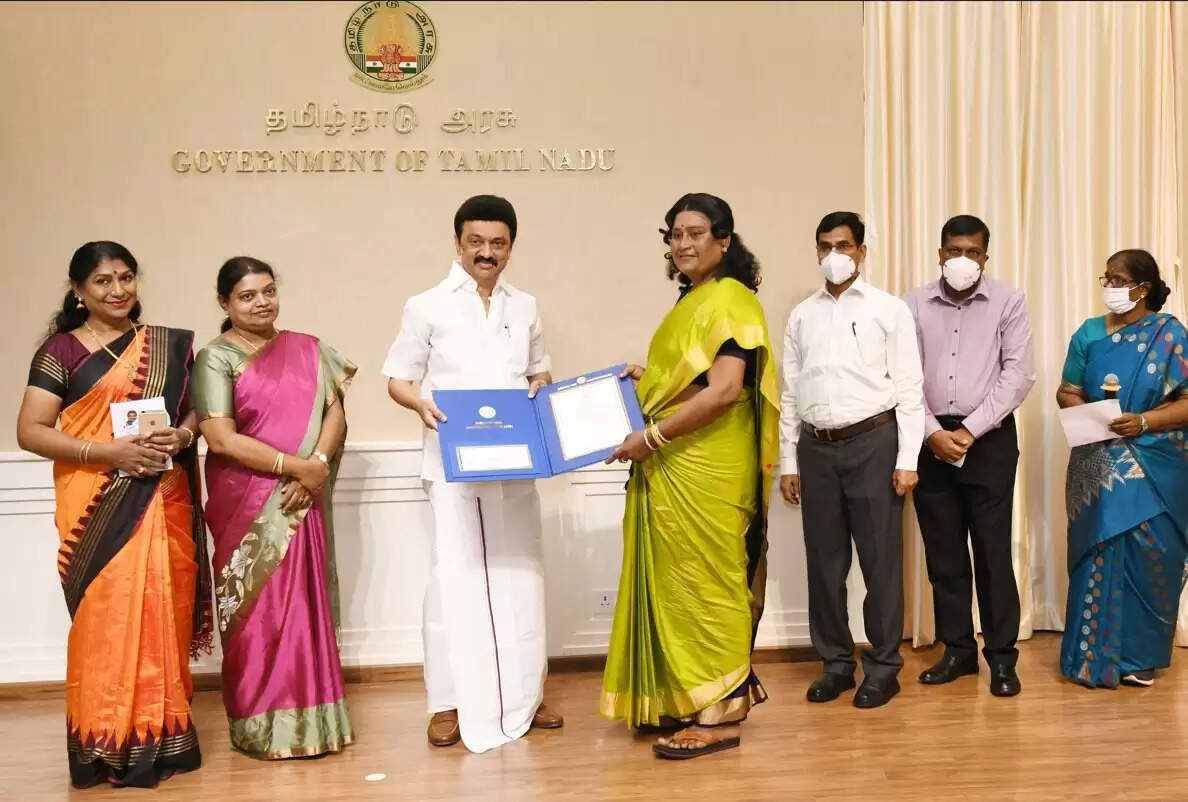 சிறந்த திருநங்கை இவர்தான்.. விருது வழங்கி சிறப்பித்தார் முதல்வர்..!