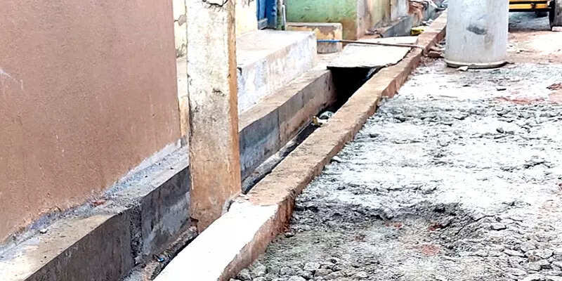 சிமெண்ட் கம்பத்தை அகற்றாமல் கால்வாய்... சர்ச்சையில் சிக்கிய ஒப்பந்ததாரர்!!