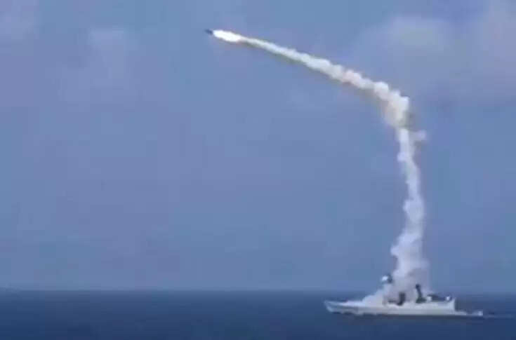 கப்பலில் இருந்து தாக்கும் பிரம்மோஸ் ஏவுகணை.. பலம் பெறும் இந்திய கடற்படை- வீடியோ !!