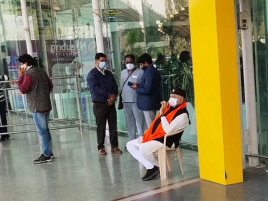 பிரதமர் மோடி சகோதரர் 1 மணி நேரம் தர்ணா போராட்டம்! விமான நிலையத்தில் ரகளை!