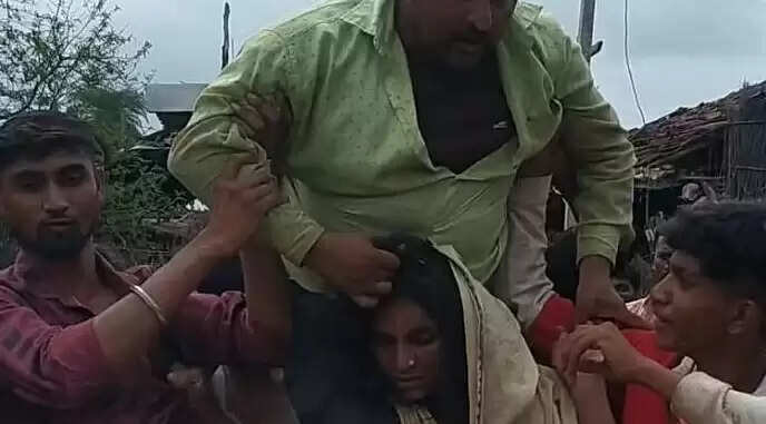 மனைவியை அடித்து தெருத்தெருவாக இழுத்துச் சென்ற கணவன்!! VIDEO