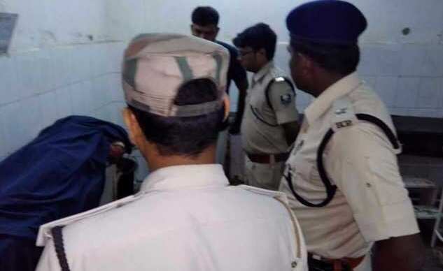 மனைவிக்கு கொரோனா பாசிட்டிவ்.. அச்சத்தில் தலையை துண்டித்து கொலை செய்த கணவர் !!