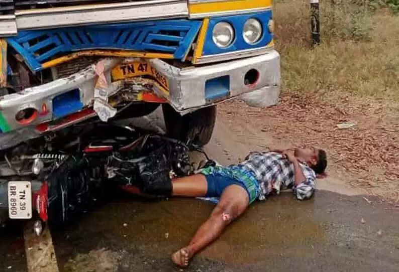 திருப்பூரில் சோகம்.. லாரி மீது பைக் மோதல்.. துடிதுடித்து இறந்த 2 பேர்..!
