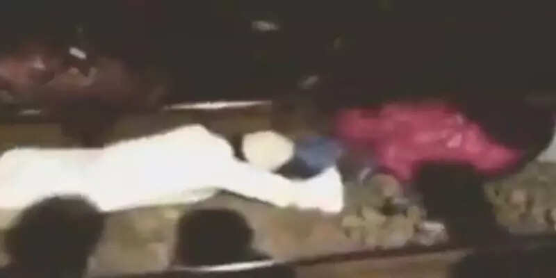 பெண்ணை காக்க ரயில் முன் பாய்ந்த ஹீரோ!!