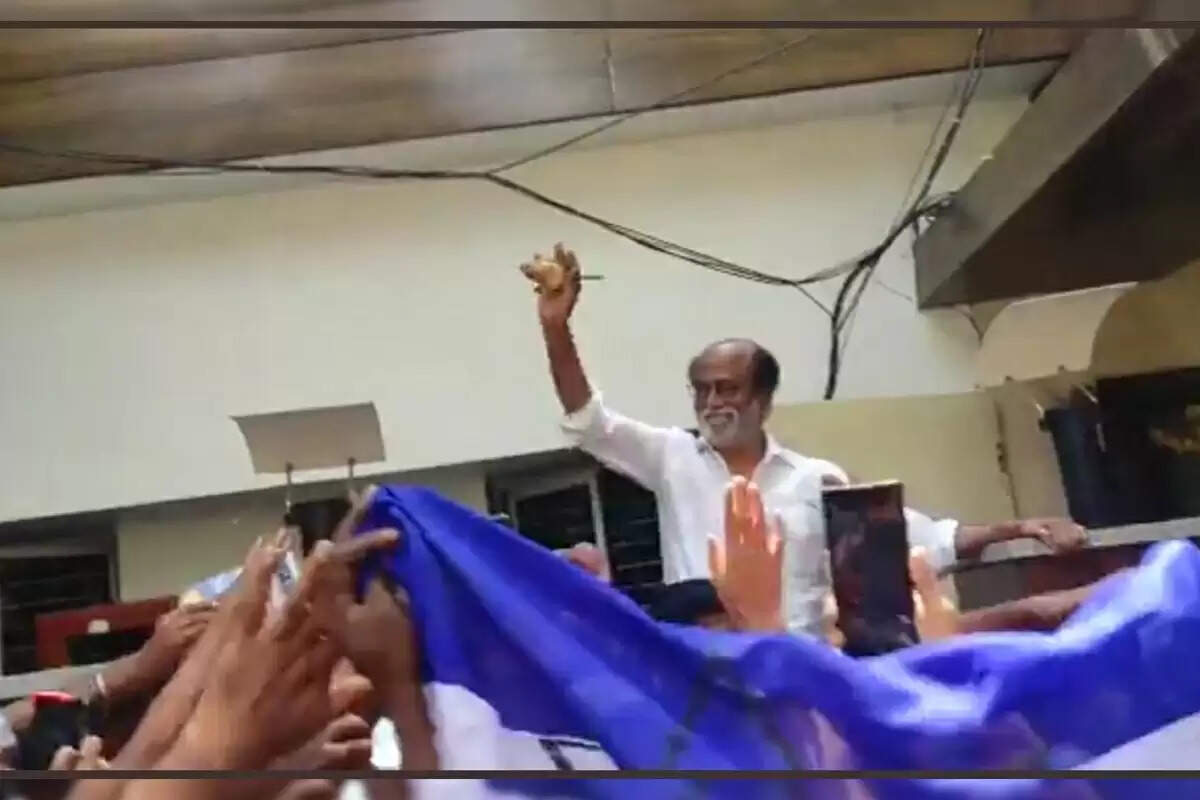 தாமரையுடன் ரஜினி புத்தாண்டு வாழ்த்து.. போயஸ் கார்டனில் பரபரப்பு..! தாமரையுடன் ரஜினி புத்தாண்டு வாழ்த்து.. போயஸ் கார்டனில் பரபரப்பு..!
