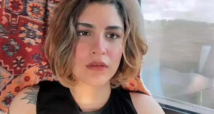 நடிகையாகிறார் குஷ்புவின் மூத்த மகள்..