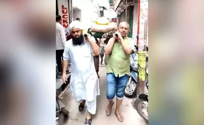 நெகிழ்ச்சி! இந்து மத ஊழியருக்கு இறுதிச் சடங்கு செய்த இஸ்லாமிய குடும்பம்!! நெகிழ்ச்சி! இந்து மத ஊழியருக்கு இறுதிச் சடங்கு செய்த இஸ்லாமிய குடும்பம்!!