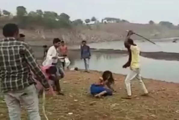 தாய்மாமன் மகனுடன் பேசிய பெண்! ஊரே பார்க்க அடித்து உதைத்து கொடுமைப் படுத்திய குடும்பத்தினர்! அதிர்ச்சி வீடியோ..!!