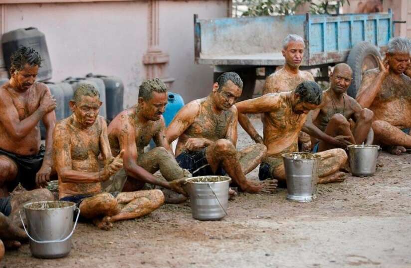 குஜராத்தில் கொரோனாவை விரட்ட மாட்டு சாண தெரபி.. மருத்துவர்கள் எச்சரிக்கை !!