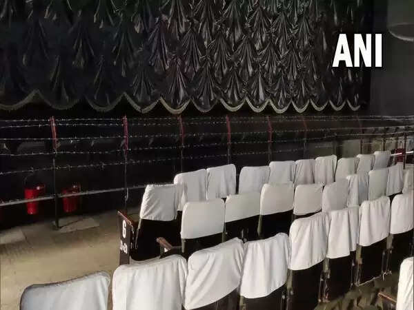 தியேட்டரில் திரைக்கு முன் அமைக்கப்பட்டுள்ள கம்பி வேலி! ஏன் தெரியுமா? தியேட்டரில் திரைக்கு முன் அமைக்கப்பட்டுள்ள கம்பி வேலி! ஏன் தெரியுமா?