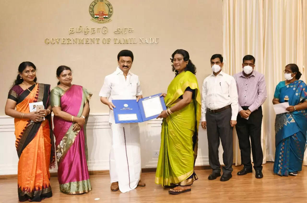 சிறந்த திருநங்கை விருதை மர்லிமாவுக்கு முதல்வர் மு.க.ஸ்டாலின் வழங்கினார்..!!