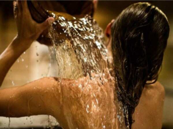 மனைவி குளிக்கவில்லை என விவாகரத்து கோரிய கணவர்.. அதிர்ந்து போன நீதிபதி !!