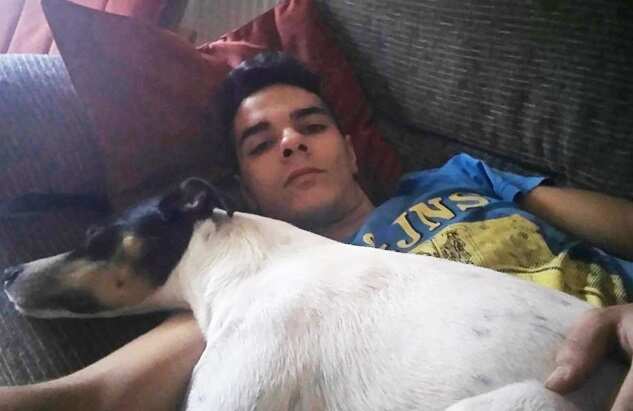 அதிர்ச்சி.. தாயை கொலைசெய்து வளர்ப்பு நாயுடன் சேர்ந்து உடலை சாப்பிட்ட மகன் !