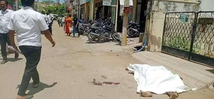 தூத்துக்குடியில் பரபரப்பு.. கோர்ட் முன்பு மகனை வெட்டிக் கொலை செய்த தந்தை..!