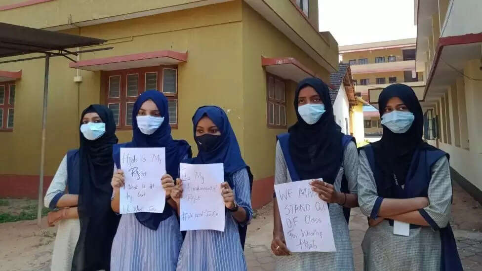 கல்லூரிக்கு ஹிஜாப் அணிந்து வர அனுமதி.. தனி வகுப்பறையால் மீண்டும் சர்ச்சை..!