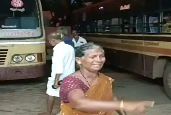 மீன் நாற்றம் வருகிறது.. மீனவ மூதாட்டியை பேருந்தில் இருந்து இறக்கிவிட்ட நடத்துனர்.. பலரும் கண்டனம் ! மீன் நாற்றம் வருகிறது.. மீனவ மூதாட்டியை பேருந்தில் இருந்து இறக்கிவிட்ட நடத்துனர்.. பலரும் கண்டனம் !