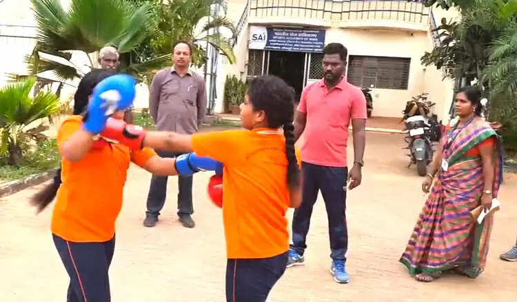 மாநில அளவிலான குத்துச்சண்டை போட்டி.. பதக்கம் வென்ற பழங்குடியின மாணவர்கள்..!