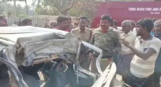 விபத்தில் அப்பளமாக நொறுங்கிய கார் – பள்ளி மாணவன் உயிரிழப்பு!!