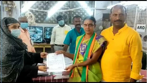 இதுதான் தமிழ்நாடு! ஹிஜாப் அணிந்த அதிகாரியிடம் சான்றிதழ் பெற்ற பாஜக வேட்பாளர்!!