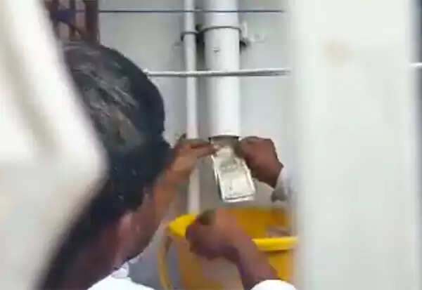 தண்ணீர் குழாயில் பண மழை.. அரசு பொறியாளர் வீட்டில் கத்தை கத்தையாய் பறிமுதல்