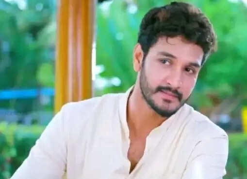 ரசிகர்கள் இன்ப அதிர்ச்சி.. பிரபல நடிகருக்கு திடீர் திருமணம் !!