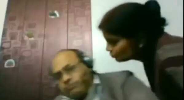 ஆன்லைன் மீட்டிங்கில் கணவருக்கு முத்தம்! இந்திய அளவில் ட்ரெண்டான மனைவி!!