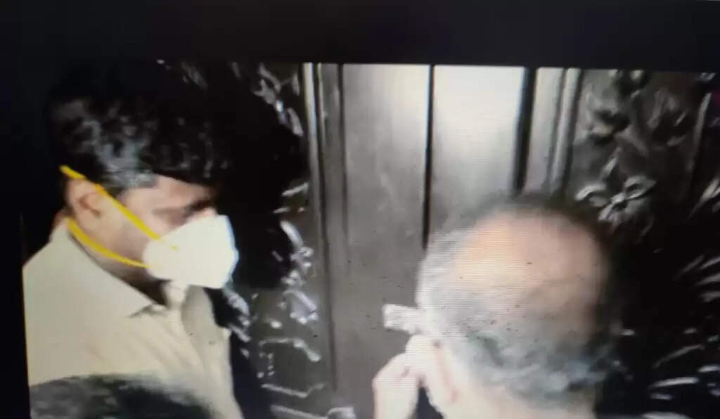 #BIG NEWS :- அதிமுக தலைமை அலுவலகத்திற்கு சீல்.. வருவாய்த் துறை அதிரடி..!