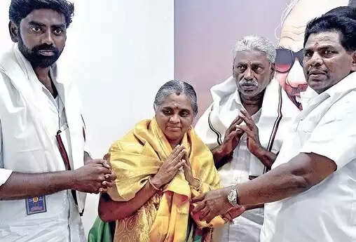 ஒரே பால் 3 விக்கெட்கள்... அதிமுக சார்பில் வென்ற தந்தை, தாய், மகன் திமுகவில் இணைந்தனர்