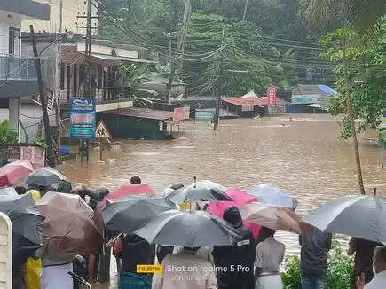 கனமழையால் மிதக்கும் கேரளா.. நிலச்சரிவில் 12 பேர் மாயமாம்: பேரிடர் மீட்புக் குழு விரைந்தது !