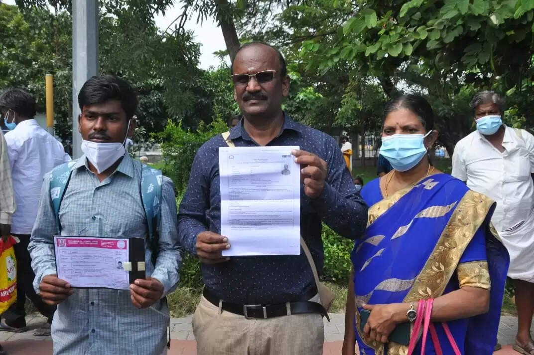 61 வயதில் நீட் தேர்வில் தேர்ச்சி பெற்ற ஆசிரியர் மருத்துவ படிப்பில் சேர தகுதியானவர் இல்லை - மருத்துவ கலந்தாய்வு செயலாளர்..!!