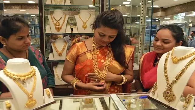இல்லத்தரசிகளுக்கு இனிப்பான செய்தி.. சரிந்தது தங்கம் விலை.. இன்றே வாங்கிடுங்க..!