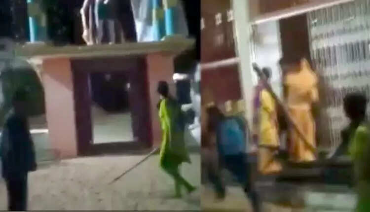 காதலித்து ஏமாற்றிய காதலனை கட்டையால் தாக்கிய காதலி!!