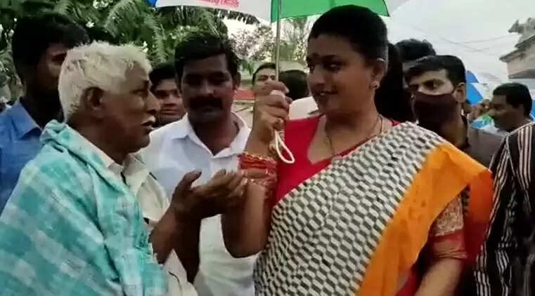 “திருமணம் செய்து வையுங்கள்” : ரோஜாவிடம் முதியவர் கோரிக்கை!!