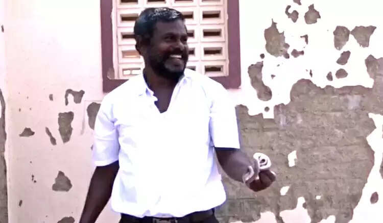 கழிவறைக்குள் கட்டுவிரியன்.. அலறியடித்து ஓடிய மாணவர்கள்.. லாவகமாக பிடித்த ஆசிரியர்..! கழிவறைக்குள் கட்டுவிரியன்.. அலறியடித்து ஓடிய மாணவர்கள்.. லாவகமாக பிடித்த ஆசிரியர்..!