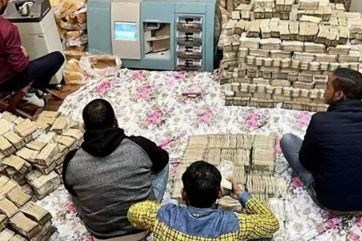 சுவற்றுக்குள் கட்டுக்கட்டாக பணம்... அதிர்ந்த ஜி.எஸ்.டி அதிகாரிகள்!!