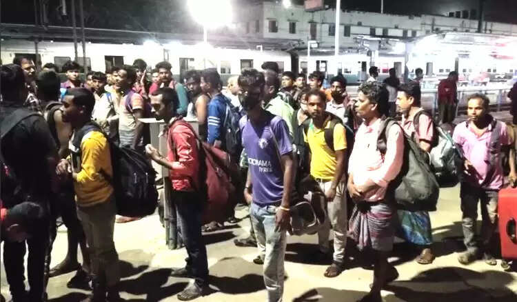 ரயில் முன்பதிவு பெட்டியில் ஏறி வடமாநிலத்தவர் அட்டகாசம்!!