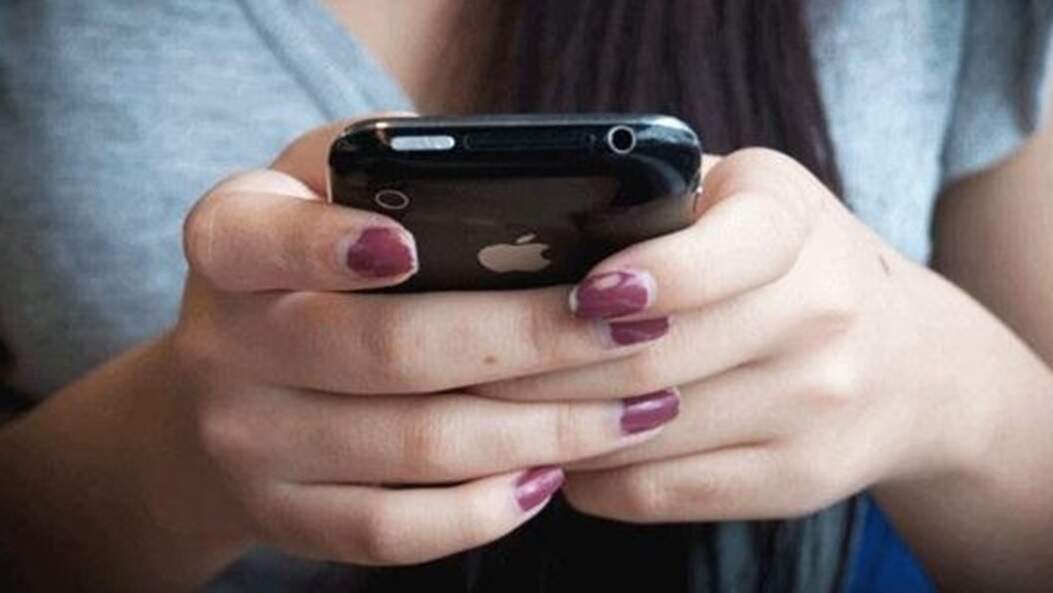 அதிர்ச்சி! 10ம் வகுப்பு மாணவனுக்கு நிர்வாண புகைப்படங்களை அனுப்பிய ஆசிரியை!